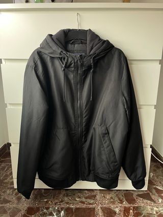 Cazadora bomber negra con capucha