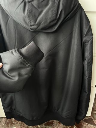 Cazadora bomber negra con capucha