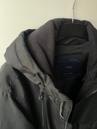 Cazadora bomber negra con capucha