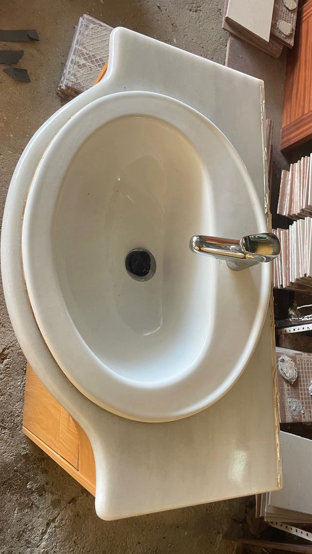 Mueble de baño con lavabo de cerámica