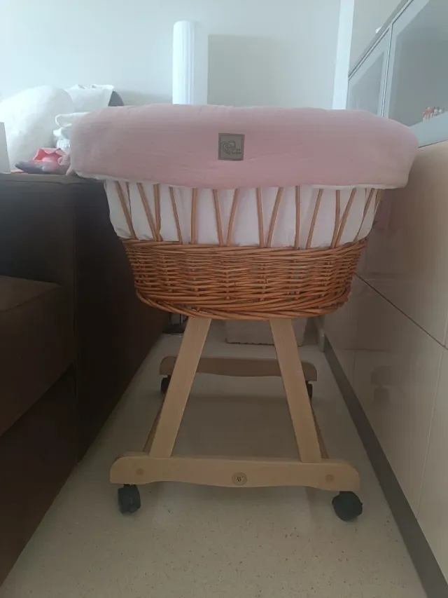 Moisés de mimbre con capota rosa