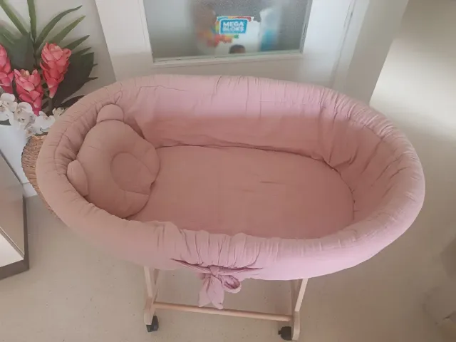 Moisés de mimbre con capota rosa