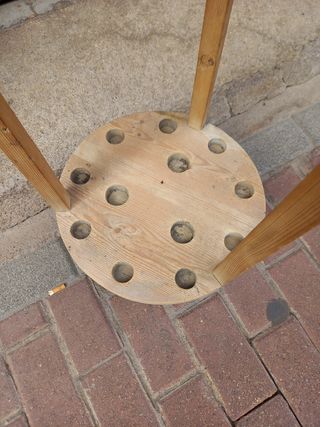 Expositor de escobas de madera