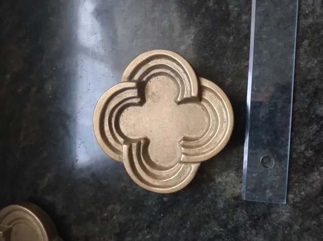 Precioso y raro Conjunto 4 platitos bronce decorat