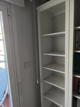 Librería blanca Ikea Hemnes + módulo sobre TV