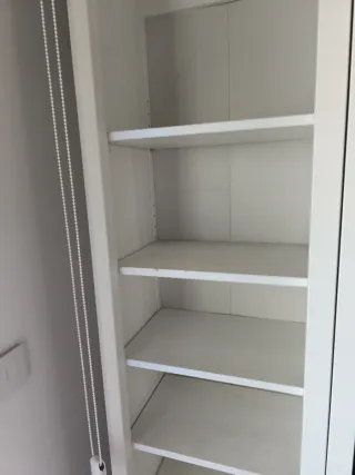 Librería blanca Ikea Hemnes + módulo sobre TV