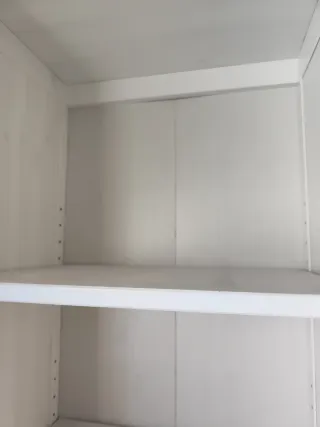 Librería blanca Ikea Hemnes + módulo sobre TV