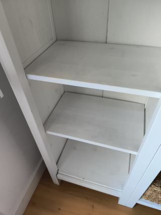 Librería blanca Ikea Hemnes + módulo sobre TV