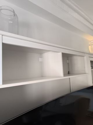Librería blanca Ikea Hemnes + módulo sobre TV