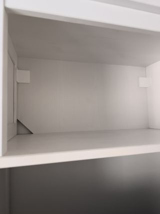 Librería blanca Ikea Hemnes + módulo sobre TV
