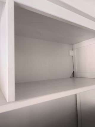 Librería blanca Ikea Hemnes + módulo sobre TV