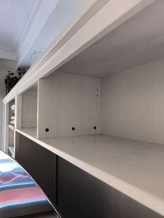 Librería blanca Ikea Hemnes + módulo sobre TV