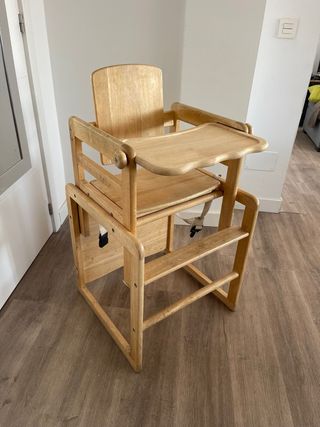Trona de madera convertible en pupitre.