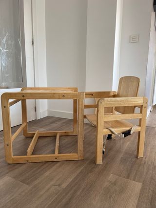 Trona de madera convertible en pupitre.