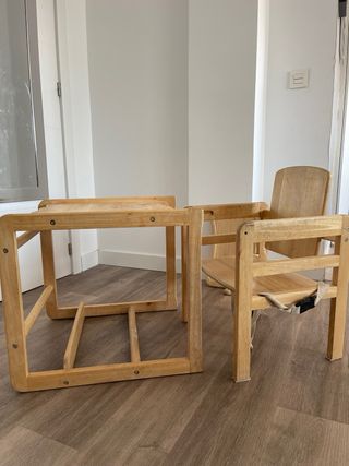 Trona de madera convertible en pupitre.