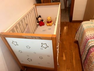Cuna de madera con colchón
