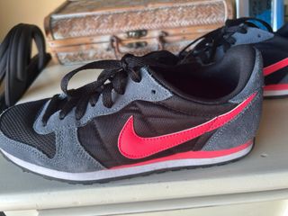 Zapatillas Nike grises, negras y rosas