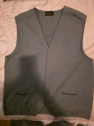 Lote de chalecos grises y chaqueta 
