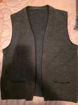 Lote de chalecos grises y chaqueta 