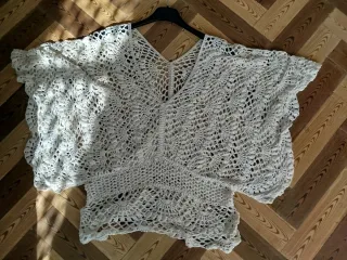 Blusa de crochet blanca-crema, tejida a mano.
