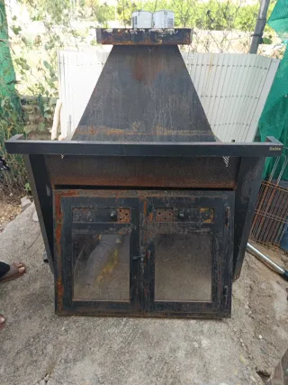 Cocina de leña de hierro con puertas