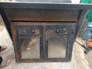 Cocina de leña de hierro con puertas