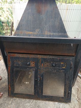 Cocina de leña de hierro con puertas