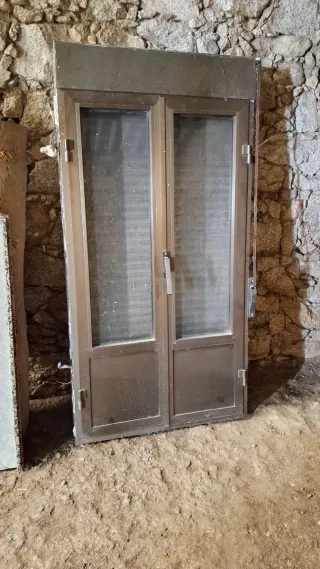 Ventanas dobles bronce con persianas