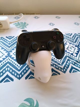 Cráneo Cubone Soporte Mandos PS4/PS5