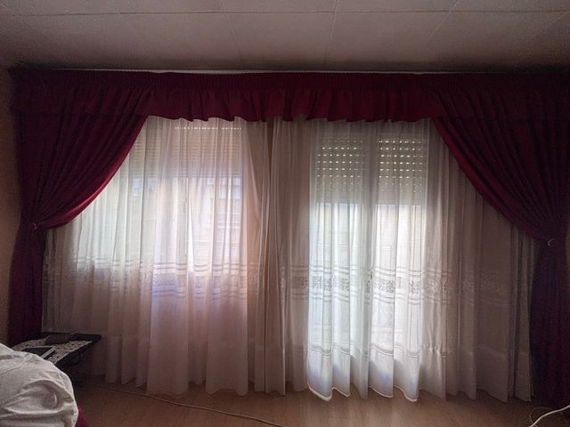 Cortinas embellecedoras de comedor. Colo granate