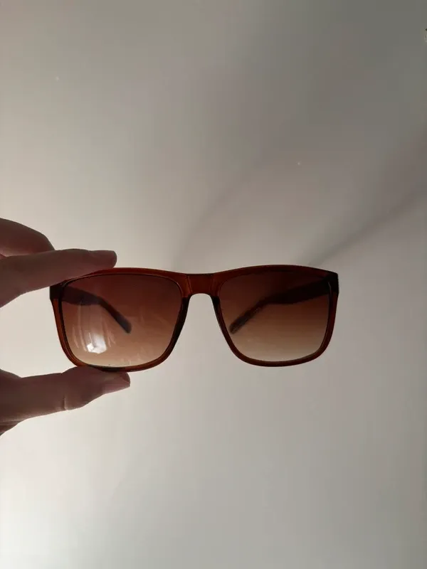 Gafas de sol marrones con montura con detalles