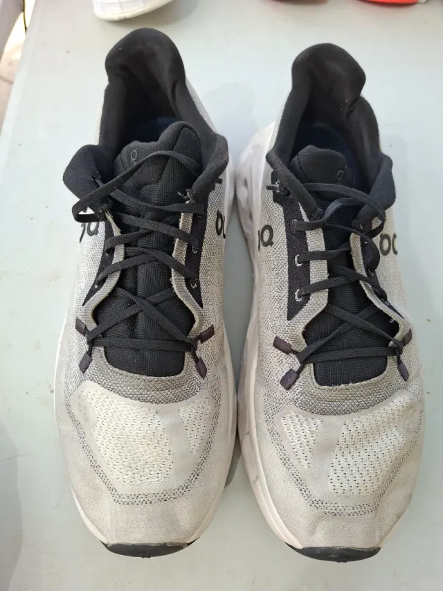 Zapatillas On Running grises y blancas