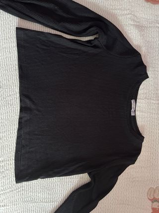 Blusa negra manga larga acanalada
