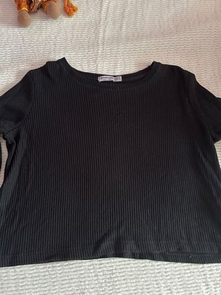 Blusa negra manga larga acanalada
