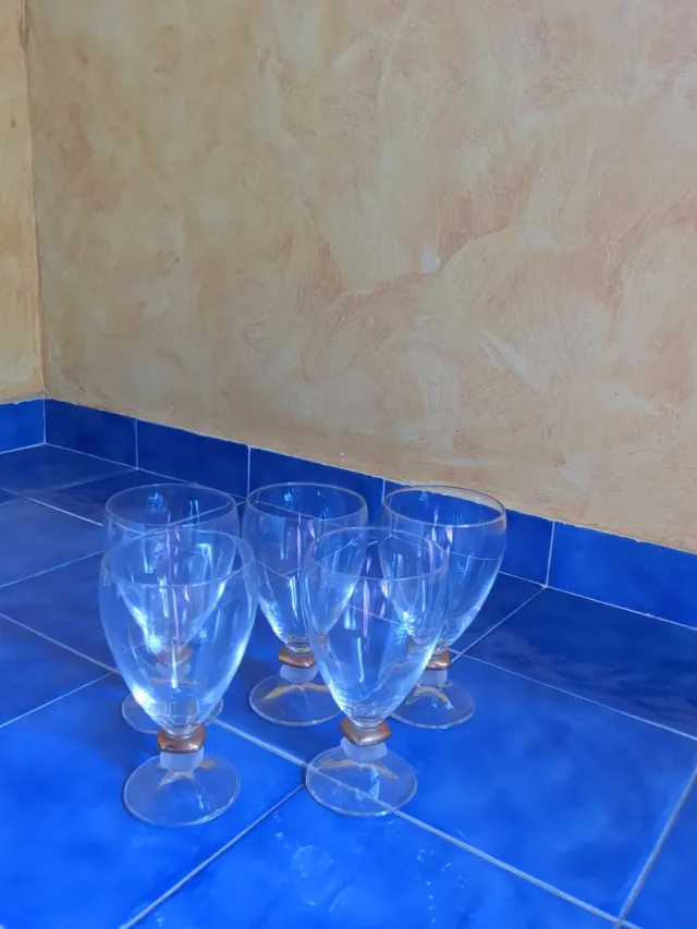 Copas de cristal elegantes, detalle dorado 