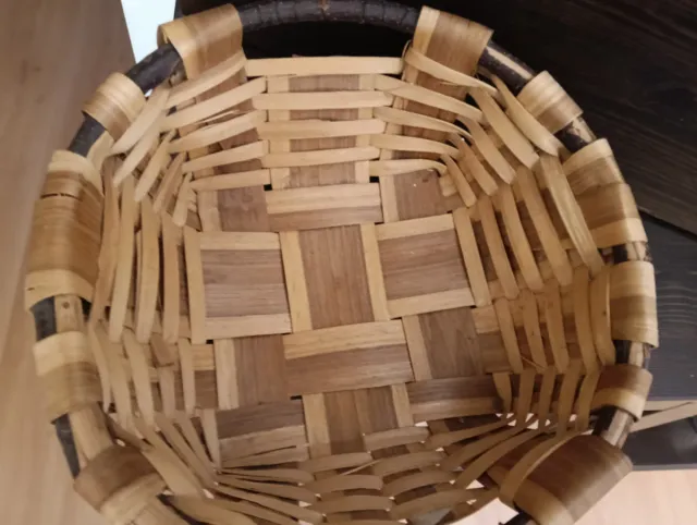 Cesta de mimbre y madera