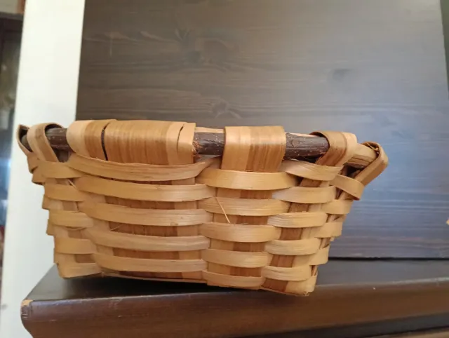 Cesta de mimbre y madera