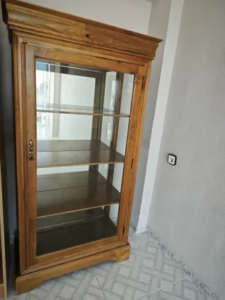 Vitrina de madera de cerezo con puertas de cristal