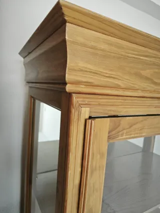 Vitrina de madera de cerezo con puertas de cristal