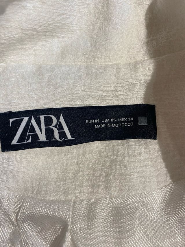 Chaqueta tipo tweed de Zara.