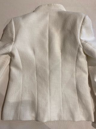 Chaqueta tipo tweed de Zara.