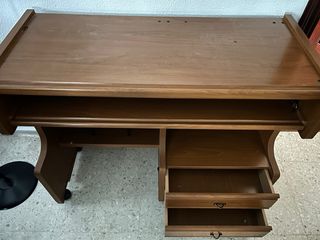 Escritorio para ordenador de madera con ruedas
