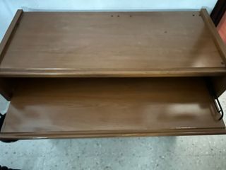 Escritorio para ordenador de madera con ruedas