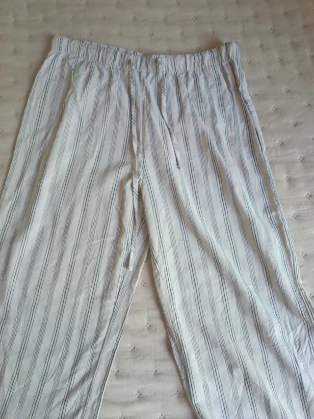 Pantalón fluido rayas negras.