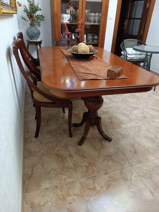 Mesa de comedor clásica de madera