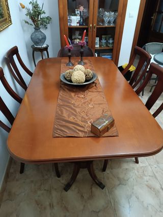 Mesa de comedor clásica de madera