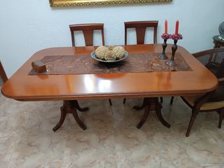 Mesa de comedor clásica de madera