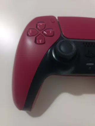 Mando PS5 Rojo con joysticks TMR magnéticos.