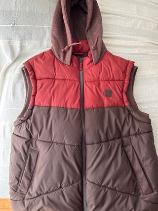 Chaleco acolchado con capucha