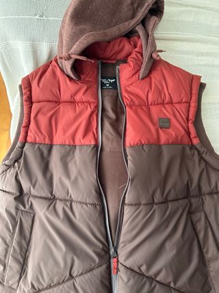 Chaleco acolchado con capucha